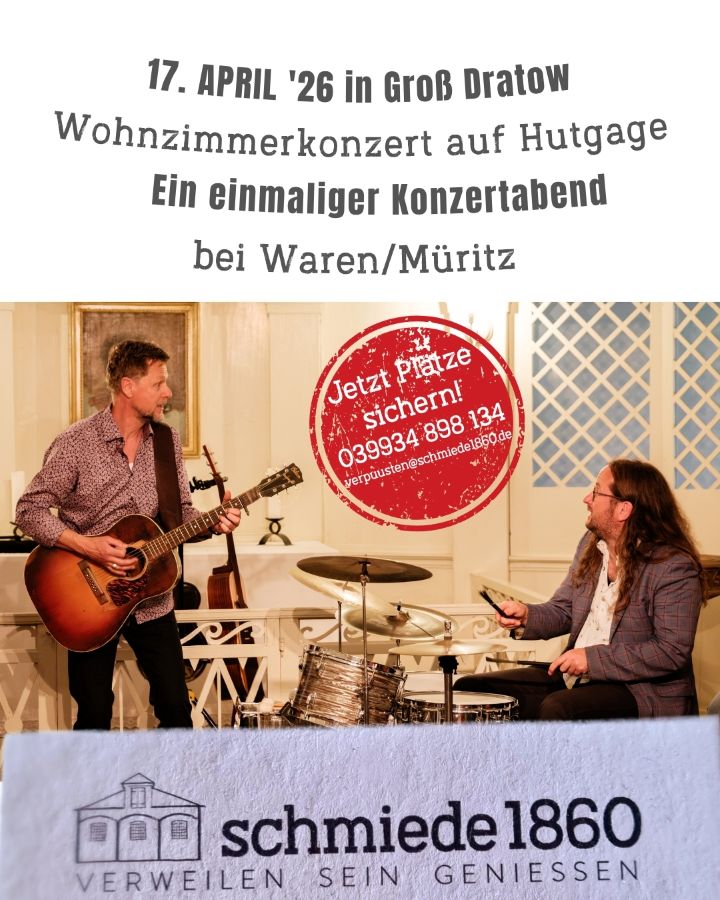 Das Bild zeigt die Band NOLA, Mark Rose am Schlagzeug und Christian Florie an der Gitarre. Es weist mit den Texten auf das Wohnzimmerkonzert am 17- April 2026 ab 20 Uhr in der schmiede1860 hin, ein einmaliges Konzerterlebnis.