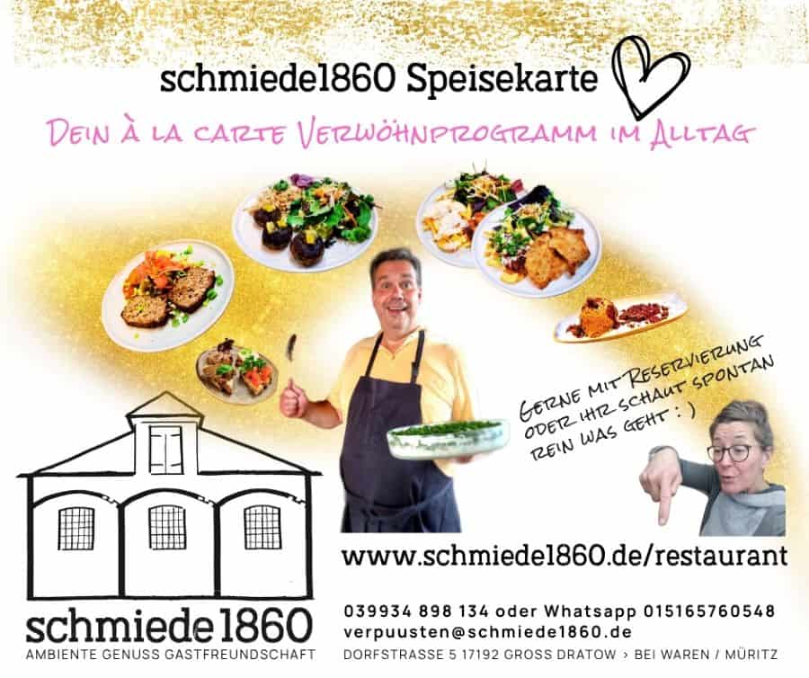 Das Bild steht für die á la carte Speisekarte und ist überschrieben mit schmiede1860 Speisekarte und zeigt den Inhaber und Chefkoch Axel, ihn umkreisen verschiedene Teller mit Speisen der Speisekarte. Seine Frau Tina zeigt auf den Schriftzug www.schmiede1860.de/restaurant und die Kontaktdaten. Über ihr steht: Gerne mit Reservierung oder Ihr schaut einfach spontan vorbei was geht.