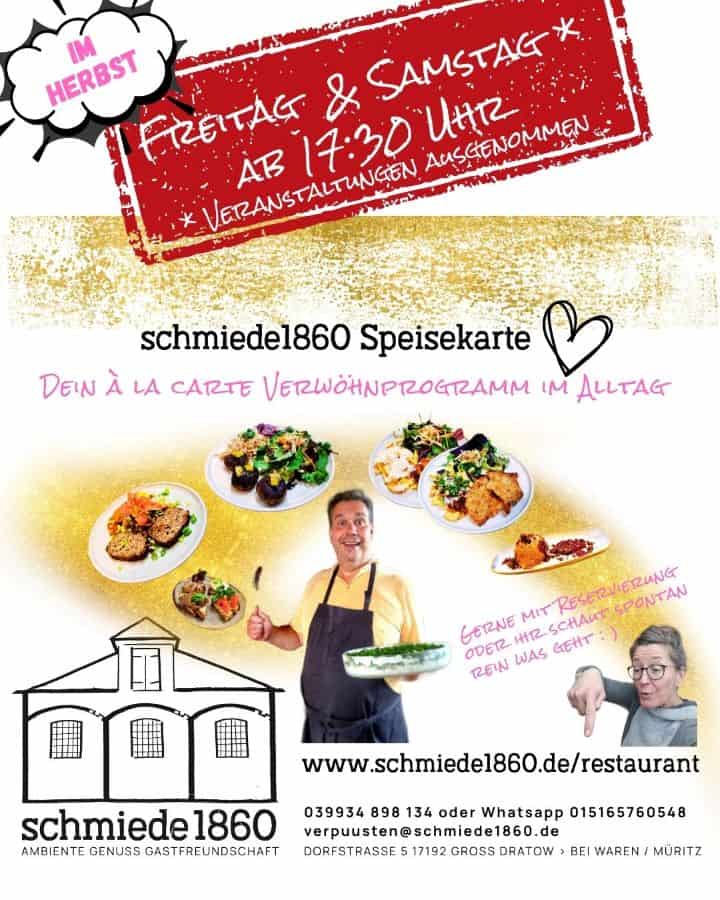 Im Titel des Bildes stehen die Herbst Öffnungszeiten für die à la carte Speisekarte, am Freitag und Samstag jeweils ab 17:30, ausgenommen Veranstaltungen Es zeigt den Inhaber und Chefkoch Axel, ihn umkreisen verschiedene Teller mit Speisen der Speisekarte. Seine Frau Tina zeigt auf den Schriftzug www.schmiede1860.de/restaurant und die Kontaktdaten. Über ihr steht: Gerne mit Reservierung oder Ihr schaut einfach spontan vorbei was geht.