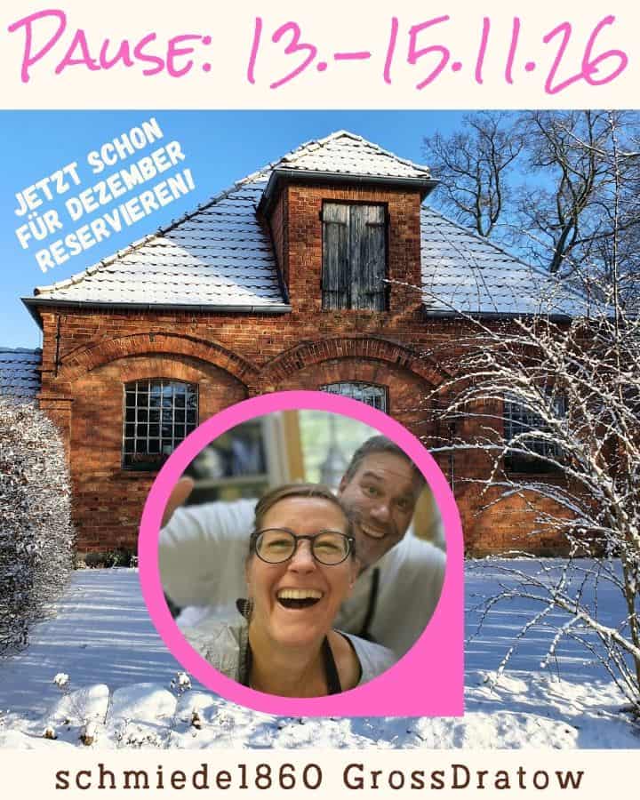 Information: Wir machen Pause vom 13.-15. November und Hinweis: Jetzt schnon für Dezember reservieren! Im Hintergrund ist die schmiede1860 im Winter mit Schnee abgebildet, im Vordergrund Tina & Axel lachend in der Küche